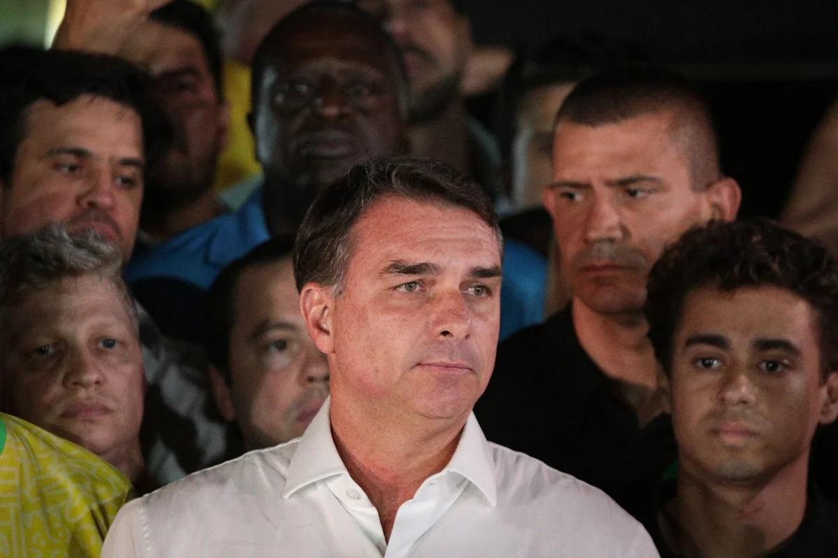 Flávio um dia antes de ir aos EUA: "Vou entregar passaportes e me defender"
