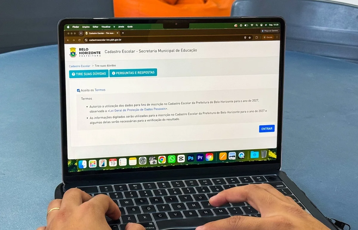 site do cadastro escolar no notebook