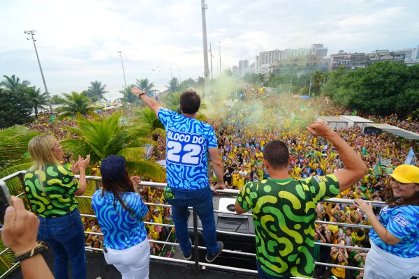 Ao lado de aliados, Flávio Bolsonaro reúne multidão nas ruas do Rio - destaque galeria