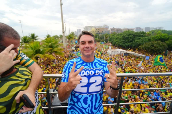 Ao lado de aliados, Flávio Bolsonaro reúne multidão nas ruas do Rio