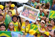 Ao lado de aliados, Flávio Bolsonaro reúne multidão nas ruas do Rio - imagem 5