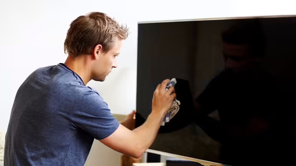 Como limpar a tela da TV sem deixar manchas: 6 dicas