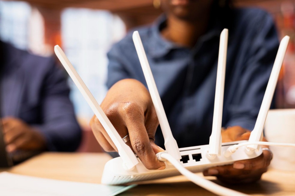 Espelho perto do roteador? O erro que pode estar arruinando seu Wi-Fi