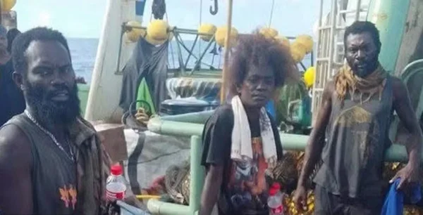 Trio é resgatado após ficar 70 dias à deriva no Oceano Pacífico
