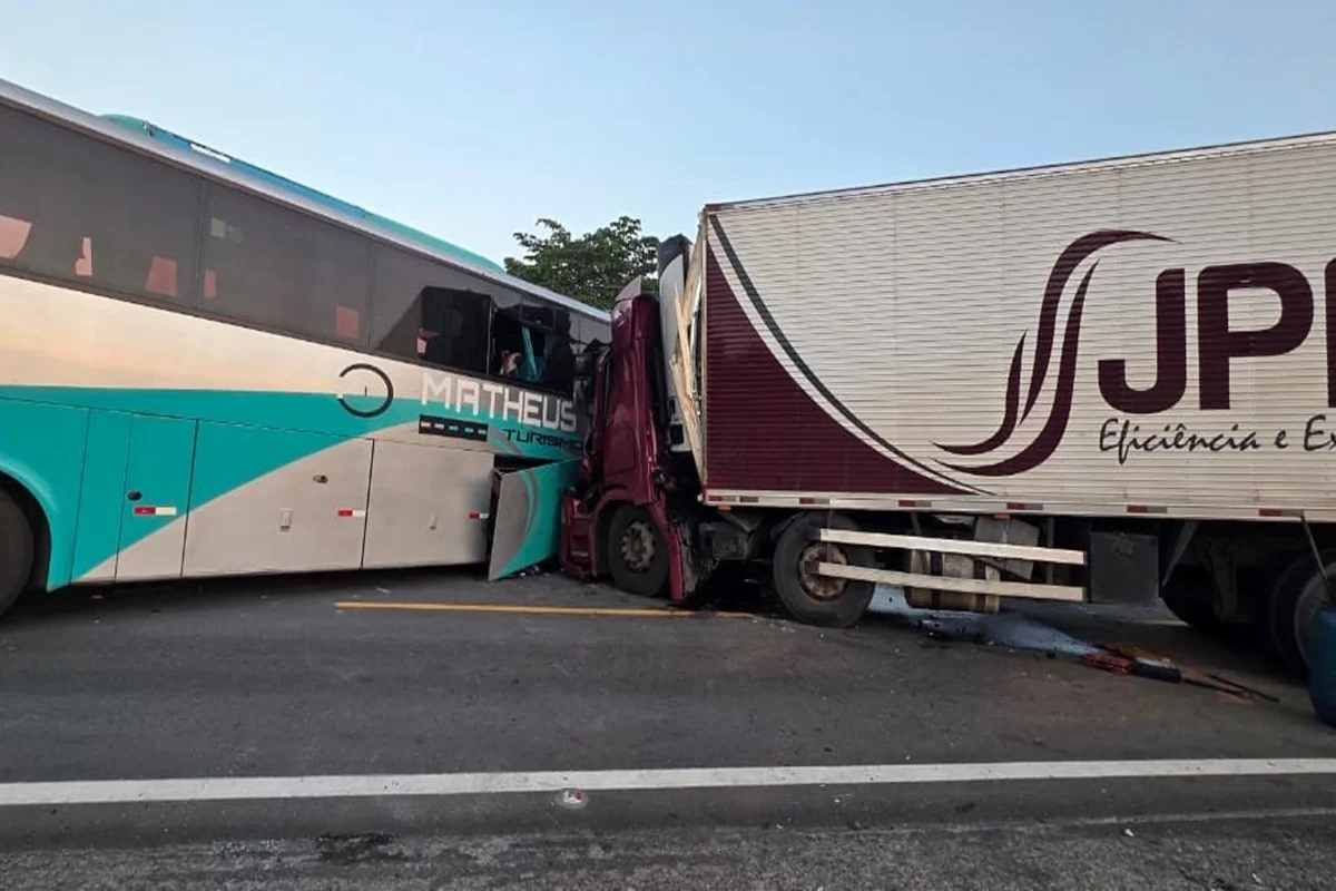 Batida entre ônibus e carreta deixa um morto e 41 feridos na BR-381, em MG