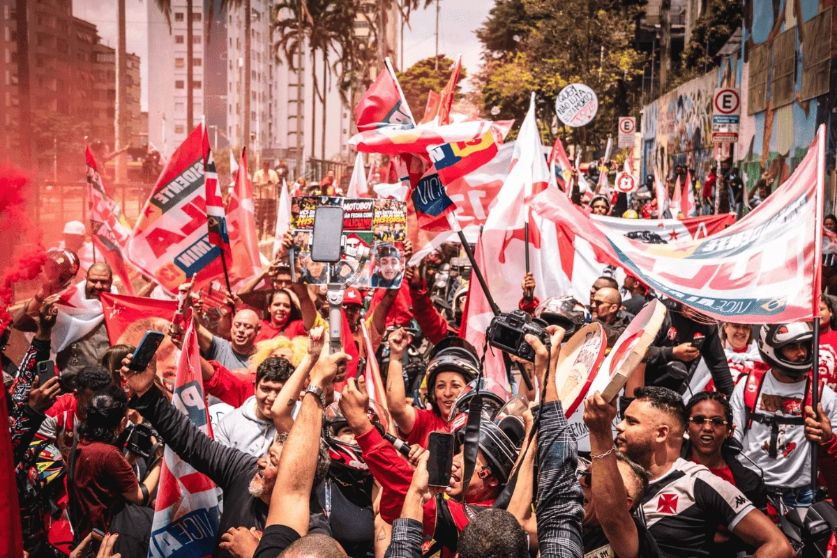 Motoboys pró-Lula fazem motociata na região central de São Paulo