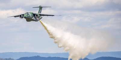 Aeronave KC-390 Millennium, da Força Aérea Brasileira (FAB), equipado com um sistema de borrifa água Foto: Sargento Müller Marin / Força Aérea Brasileira