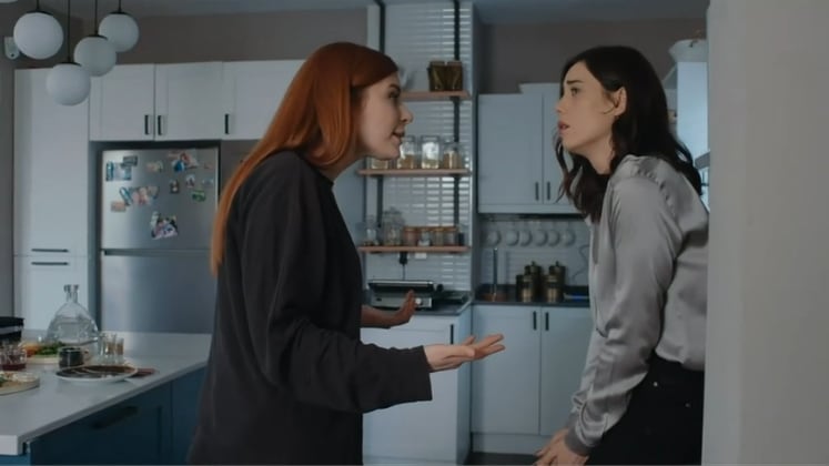 Novo galã na área! Sinan reaparece na vida de Asya e movimenta a trama de Iludida