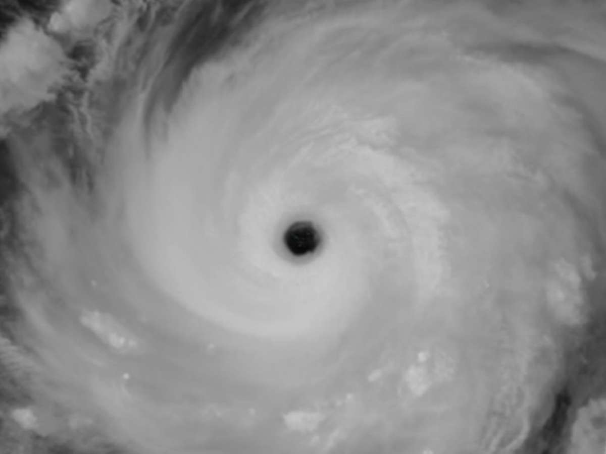 'Ciclone monstro’ chega a 296 km/h e forma olho gigante no Oceano Pacífico