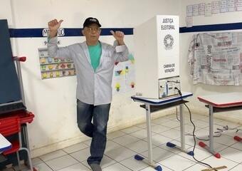 Taxista mantém tradição e é o primeiro a votar em Fernando de Noronha