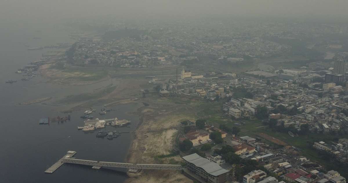 Fumaça em Manaus piora, Defesa Civil envia alerta e incêndios impedem voos de combate