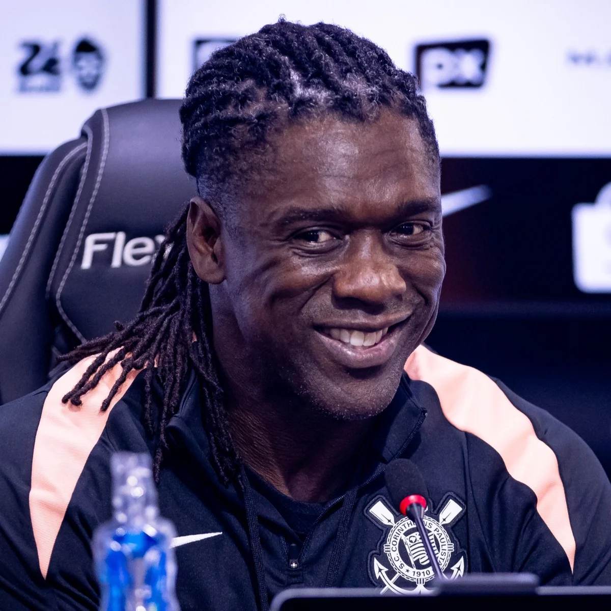 Seedorf é registrado no BID e pode estrear como treinador do Corinthians
