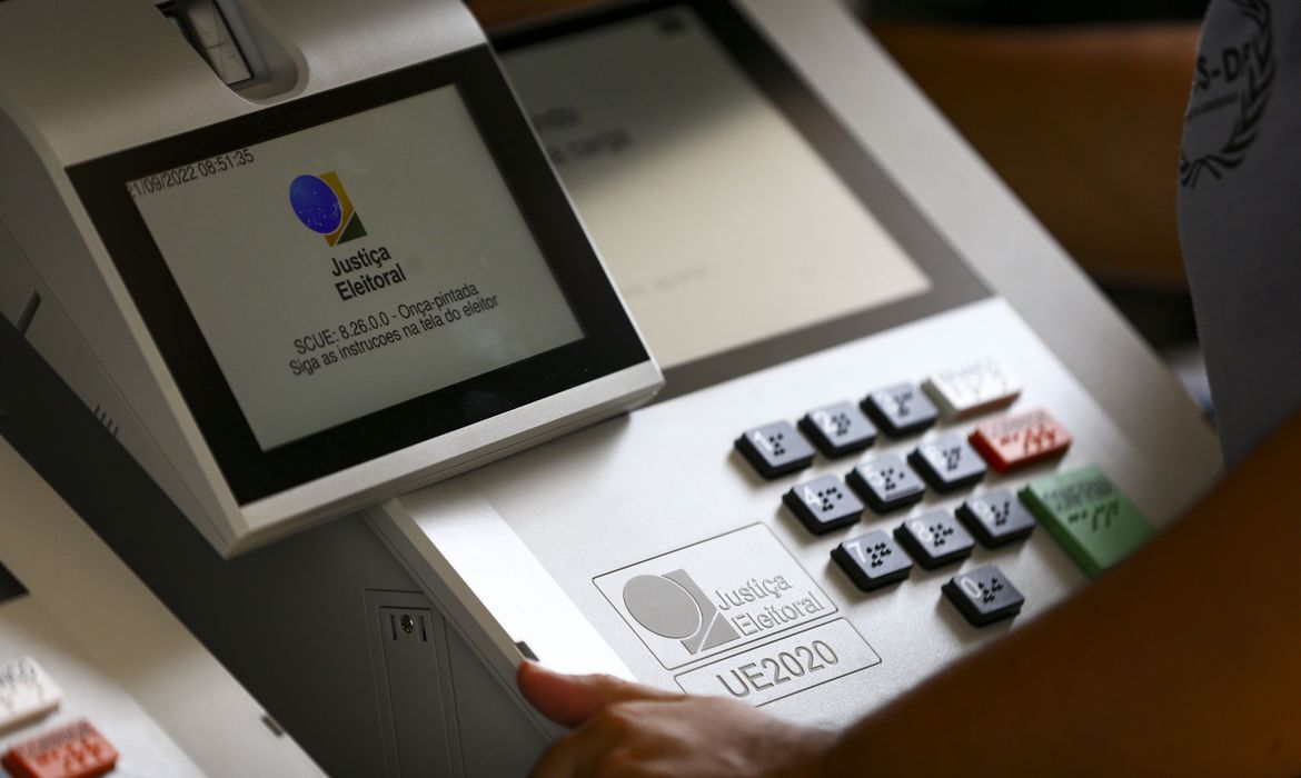 Se o eleitor faz 70 anos entre o primeiro e o segundo turnos, ele precisa votar? Entenda