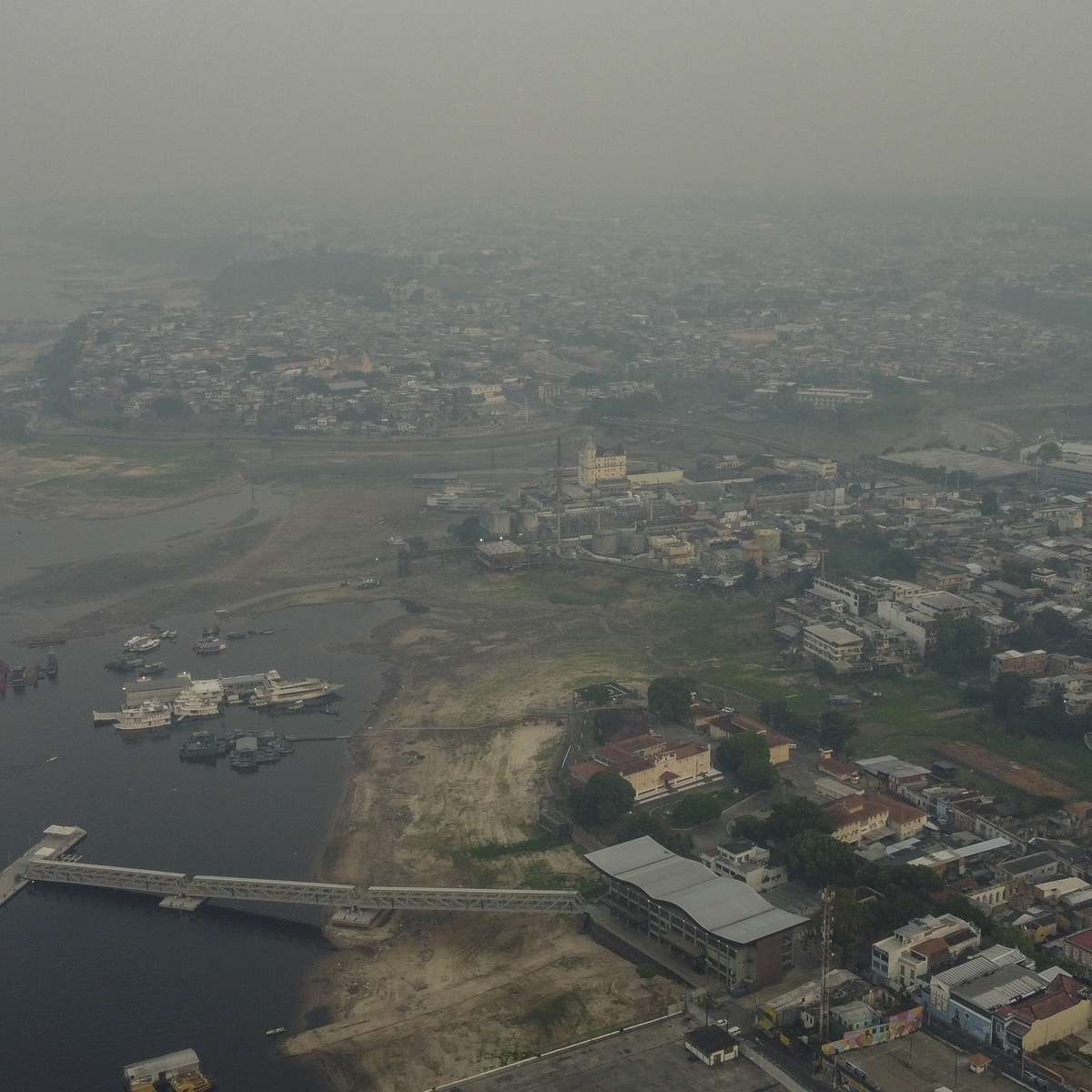 Fumaça em Manaus piora, Defesa Civil envia alerta e incêndios impedem voos de combate