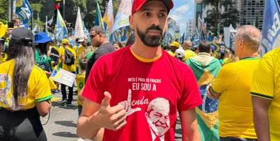 Elias Alves aparece vestido de &ldquo;petista&rdquo; pra mostrar que a esquerda n&atilde;o &eacute; hostilizada no ato pr&oacute; Fl&aacute;vio Bolsonaro Foto: Gabriel Gatto/Terra