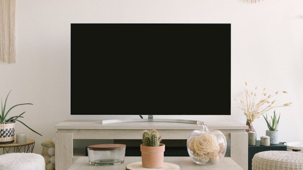 A TV deve estar desligada e fora da tomada antes de iniciar a limpeza da tela — Foto: Reprodução/Pexels