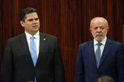Lula e Alcolumbre sentaram lado a lado, mas não conversaram durante posse de Nunes Marques como presidente do TSE