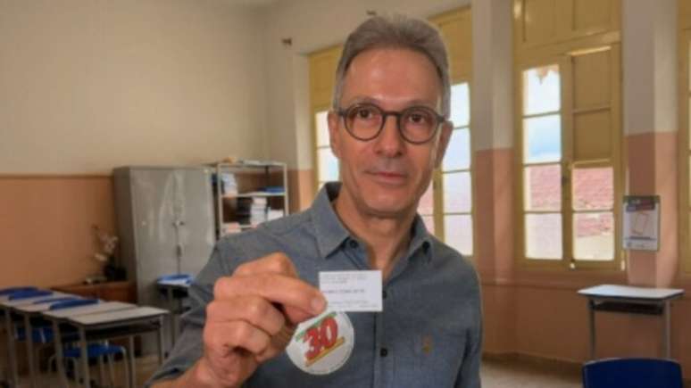 Vaias, aplausos e celular na cabine: Como foi a votação dos candidatos à Presidência no 1º turno