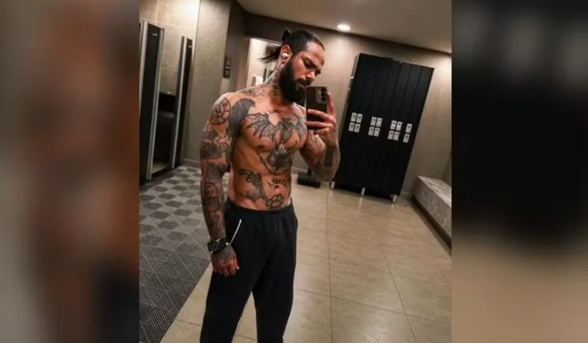 homem tatuado sem camisa