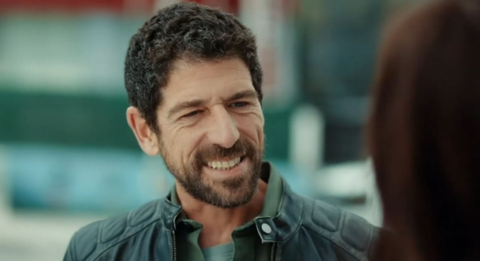 Sinan deixa o coração de Asya acelerado em Iludida Reprodução/RECORD