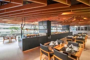 O espaço oferece café da manhã para os hóspedes e continua com almoço e jantar para o público geral