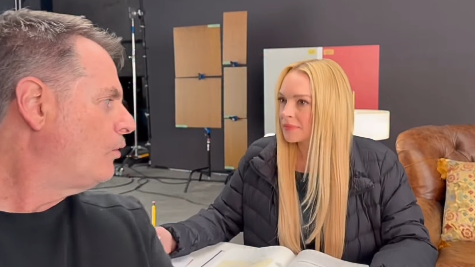 Lindsay Lohan recria meme do ‘3 de outubro’ com diretor de filme após 22 anos