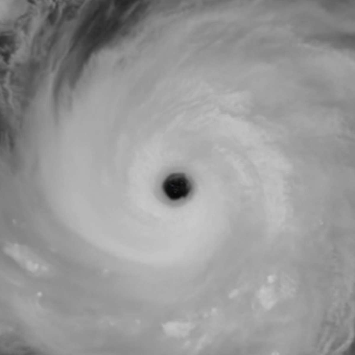 'Ciclone monstro’ chega a 296 km/h e forma olho gigante no Oceano Pacífico