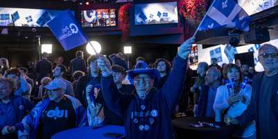Apoiadores do líder do Parti Quebecois (PQ), Paul St-Pierre Plamondon, acompanham a divulgação dos resultados eleitorais em Montreal, Quebec, no Canadá, em 5 de outubro de 2026. Foto: © ANDREJ IVANOV / AFP / RFI