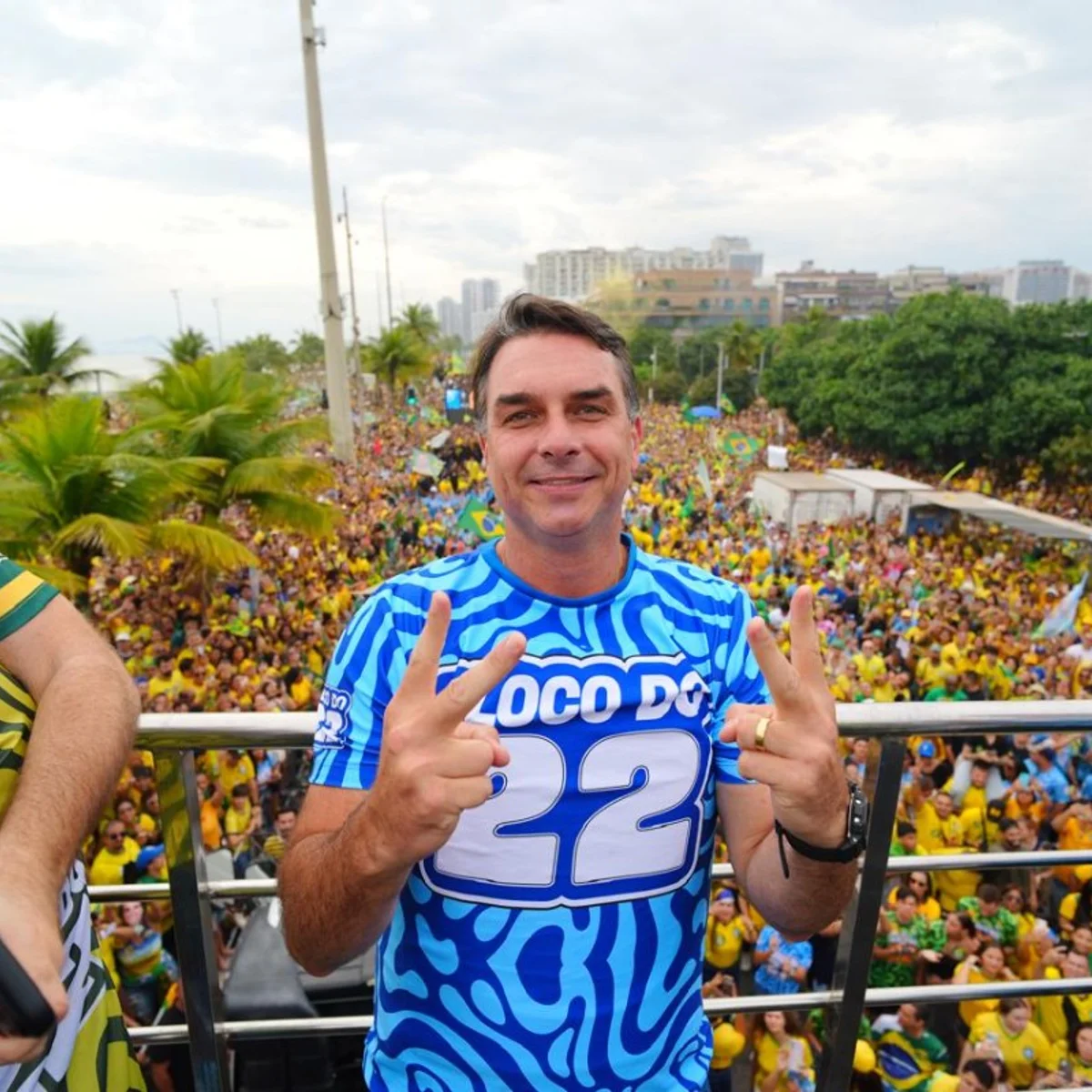 Ao lado de aliados, Flávio Bolsonaro reúne multidão nas ruas do Rio