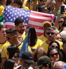 O candidato à Presidência da República, Flávio Bolsonaro (PL) realiza campanha neste domingo na Avenida Paulista. Foto: tiago queiroz/Estadao / Estadão