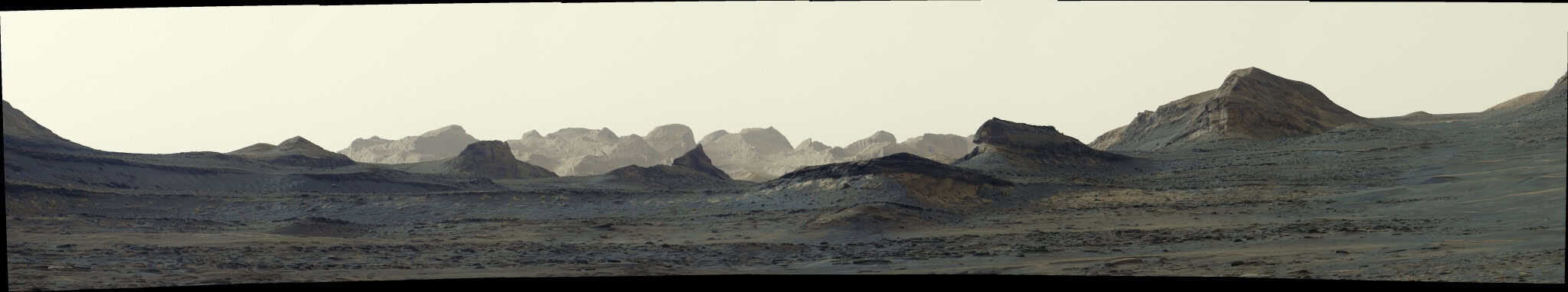 As seis imagens que compõem este panorama, capturadas pelo Curiosity da NASA em 11 de agosto, foram unidas após serem enviadas à Terra. Ao contrário da maioria das imagens da Mastcam do rover, esta foi processada sem o habitual equilíbrio de branco — uma escolha artística que preserva o aspecto de início da manhã.