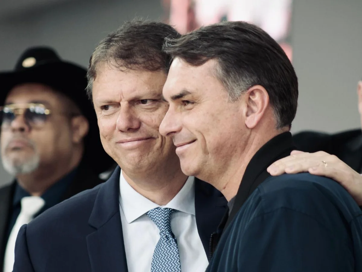 Flávio Bolsonaro deve usar Tarcísio para tentar virar votos na Grande SP
