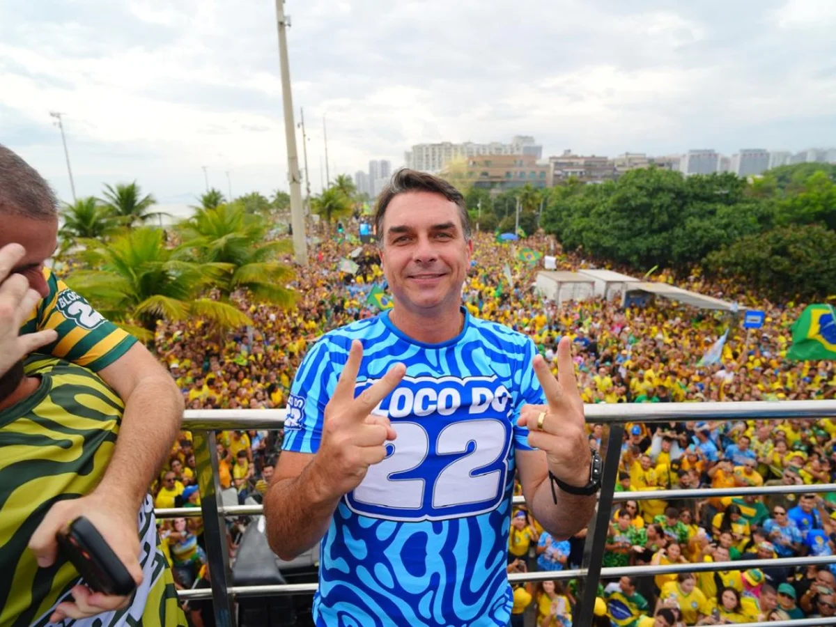 Ao lado de aliados, Flávio Bolsonaro reúne multidão nas ruas do Rio