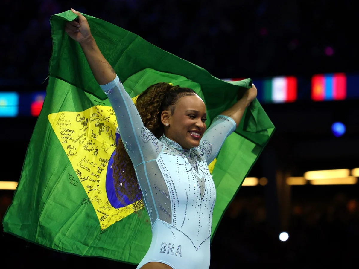 Após pausa de 3 anos, Rebeca Andrade brilha e é tricampeã mundial no salto