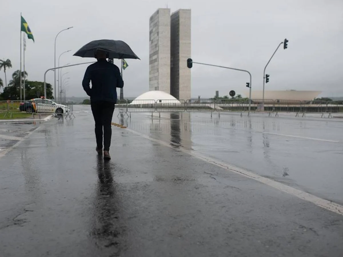 DF começa semana sob alerta para chuvas intensas; veja previsão
