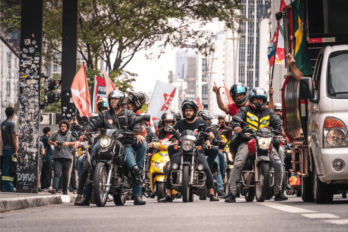 Motoboys pró-Lula fazem motociata na região central de São Paulo