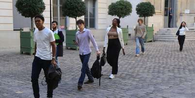 Representantes de organizações de estudantes do Ensino Médio após reunião com o ministro da Educação Nacional, Édouard Geffray, no dia 02 de outubro de 2026, em Paris. Foto: AFP - LUDOVIC MARIN / RFI