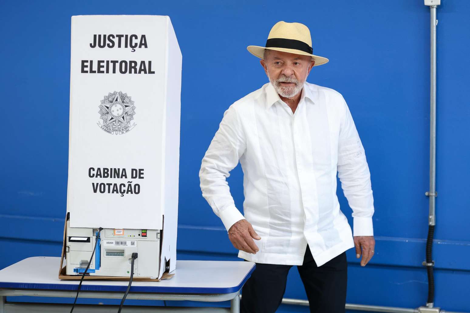 Luiz In&aacute;cio Lula da Silva, atual presidente do Brasil e candidato &agrave; presid&ecirc;ncia, posa para foto ap&oacute;s votar nas elei&ccedil;&otilde;es gerais de 4 de outubro de 2026 em S&atilde;o Bernardo do Campo, Brasil.