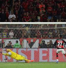 Muslera defendeu o pênalti de Bruno Henrique Foto: Wagner Meier / Getty Images