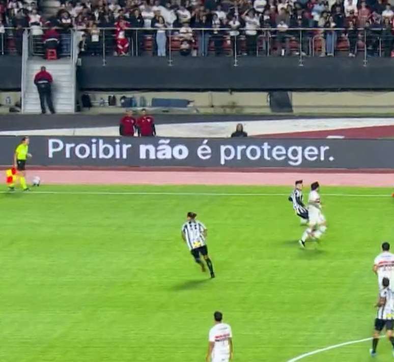 Placas de publicidade no jogo em São Paulo x Santos exibem protesto contra proibição das bets