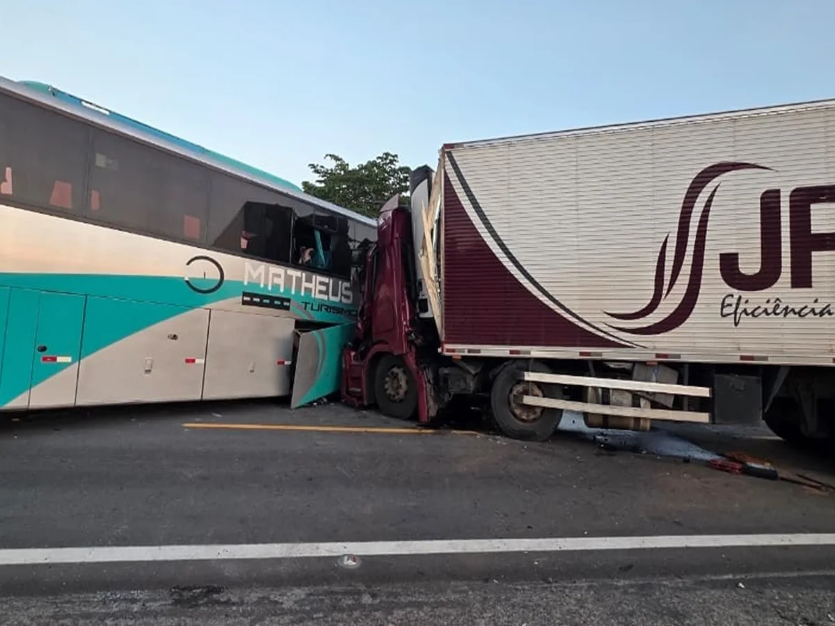 Batida entre ônibus e carreta deixa um morto e 41 feridos na BR-381, em MG